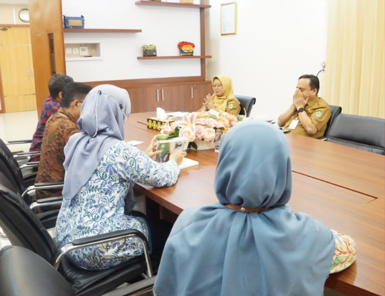 Kadis Perindagkop UKM Prov. Kaltim, Heni Purwaningsih Terima Kunjungan Dari BSPJI Samarinda, Senin (30/10/2023).